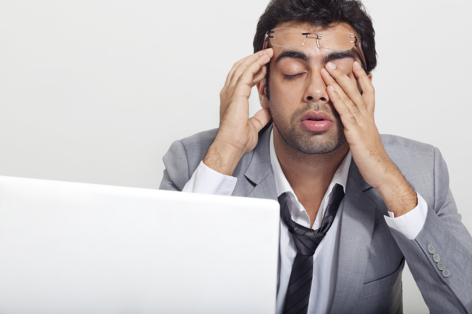 目が疲れると眠くなることがあるの ビジョンメガネマガジン