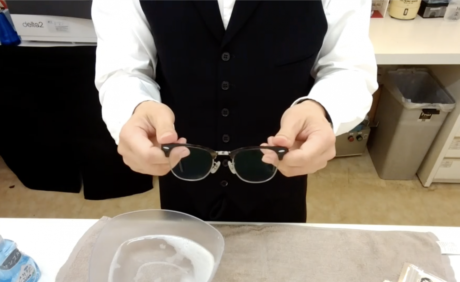 新型コロナウイルス対策 眼鏡屋が教える ご自宅で簡単に出来るメガネのお手入れ方法 をご紹介 ビジョンメガネマガジン